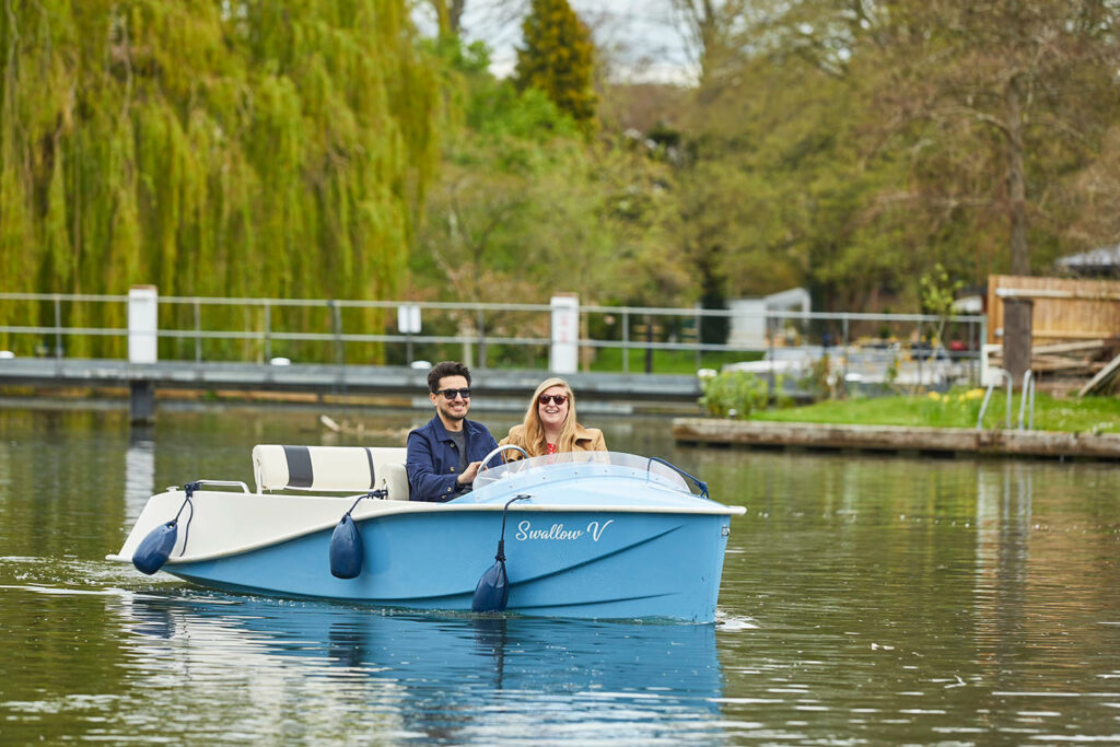 Happy boat hire customers in a Derby in Streatley
